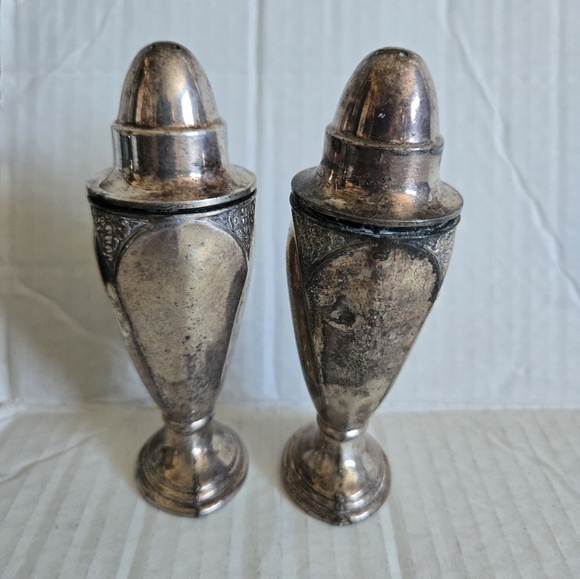 WM. A. Rogers 401 Silver Plated Zing Salt or Pepper Shakers With Screw On Tops - Picture 2 of 8